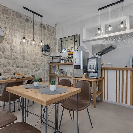 Luxury Palace 住宿加早餐酒店 马卡尔斯卡