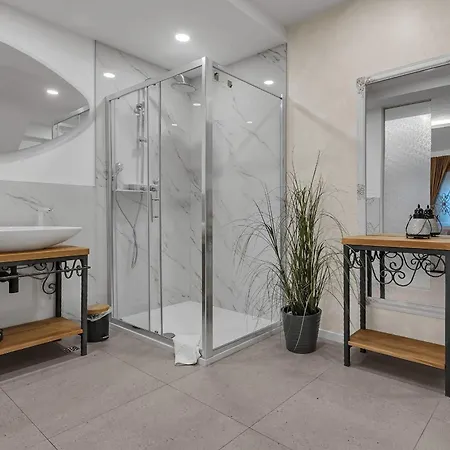 Luxury Palace Bed & Breakfast
